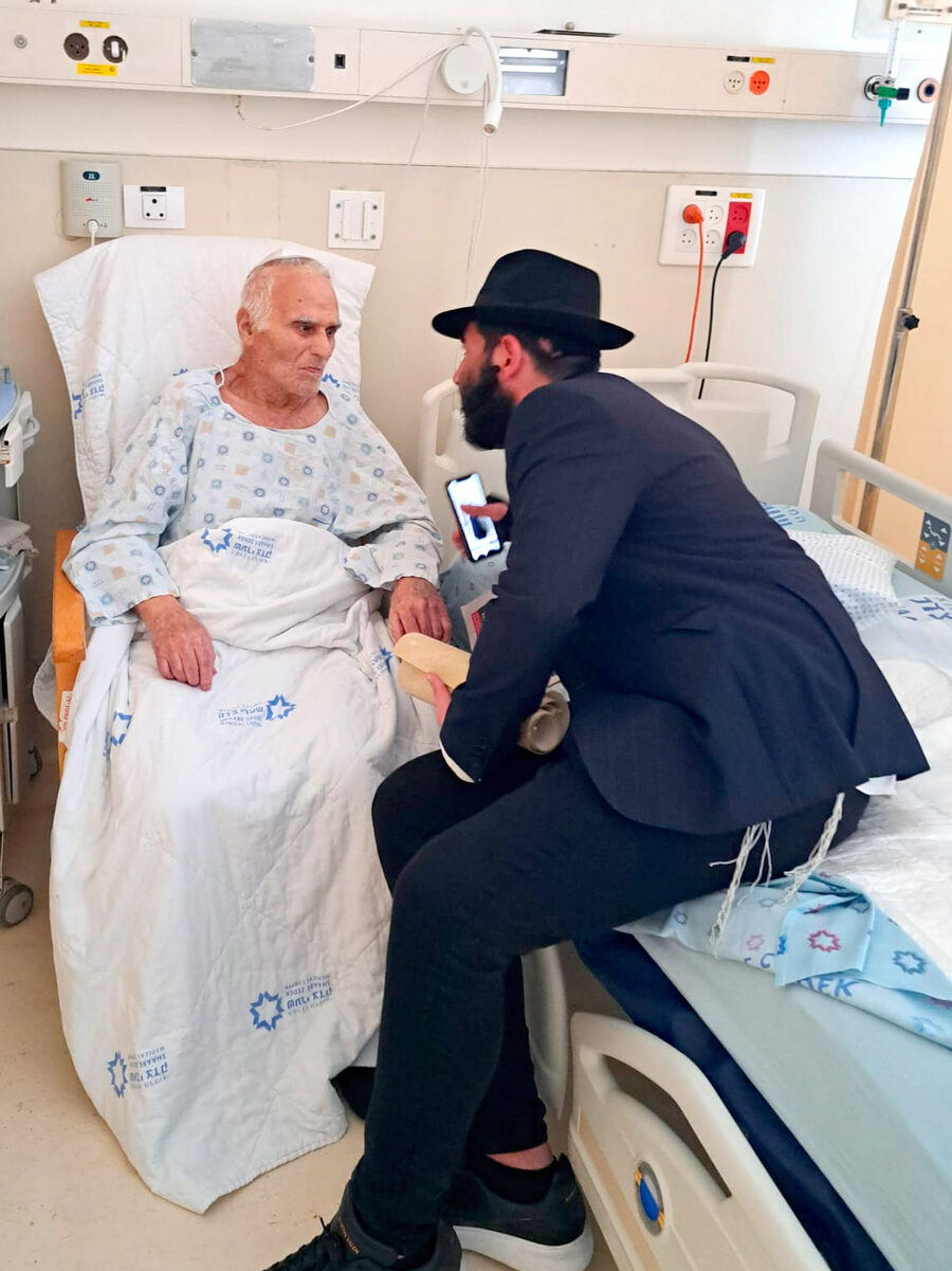 Un b&eacute;n&eacute;vole de Torah-Box rendant visite &agrave; un malade &agrave; l&rsquo;h&ocirc;pital
